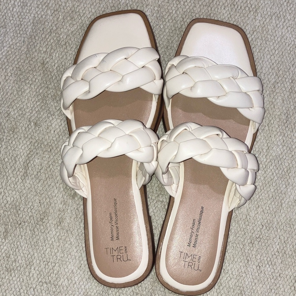 Time and Tru women’s size 7 off White Braided memory foam Sandals